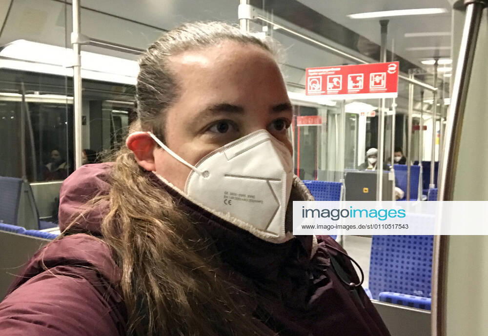 Berlin, GER - Frau in einer S-Bahn traegt in Zeiten der Coronapandemie eine FFP2-Maske. (MR=yes, 40-50 Jahre, Abteil, Alltag, Atemmaske, Aufkleber, Bahn, Berlin, Coronaepidemie, Coronainfektion, Coronakrise, Coronapandemie, Coronavirus, Coronavirus SARS-CoV-2, Covid 19, Covid-19, deutsch, Deutschland, Europa, europaeisch, Fahrgast, FFP2, FFP2-Maske, Frau, geschuetzt, Gesellschaft, Hinweise, innen, Innenaufnahme, Jahreszeit, Kaukasierin, kaukasisch, Maske, Maskengebot, Maskenpflicht, Mensch, Menschen, Mindestabstand, Mund-Nase-Schutz, Mund-Nasen-Schutz, Mundschutz, Mundschutzgebot, Mundschutzpflicht, Nahverkehr, oeffentlicher Personennahverkehr, OEPNV, Person, Personen, Personennahverkehr, QF, Querformat, S-Bahn, S-Bahnwaggon, Sc
