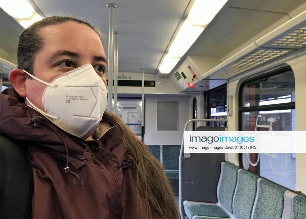 Berlin, GER - Frau in einer S-Bahn traegt in Zeiten der Coronapandemie eine FFP2-Maske. (MR=yes, 40-50 Jahre, Abteil, Alltag, Atemmaske, Bahn, Berlin, Coronaepidemie, Coronainfektion, Coronakrise, Coronapandemie, Coronavirus, Coronavirus SARS-CoV-2, Covid 19, Covid-19, deutsch, Deutschland, Europa, europaeisch, Fahrgast, FFP2, FFP2-Maske, Frau, geschuetzt, Gesellschaft, innen, Innenaufnahme, Jahreszeit, Kaukasierin, kaukasisch, Maske, Maskengebot, Maskenpflicht, Mensch, Mund-Nase-Schutz, Mund-Nasen-Schutz, Mundschutz, Mundschutzgebot, Mundschutzpflicht, Nahverkehr, oeffentlicher Personennahverkehr, OEPNV, Person, Personennahverkehr, QF, Querformat, S-Bahn, Schutz, Schutzmaske, verpflichtend, Verpflichtung, Waggon, Westeuropa, Wi
