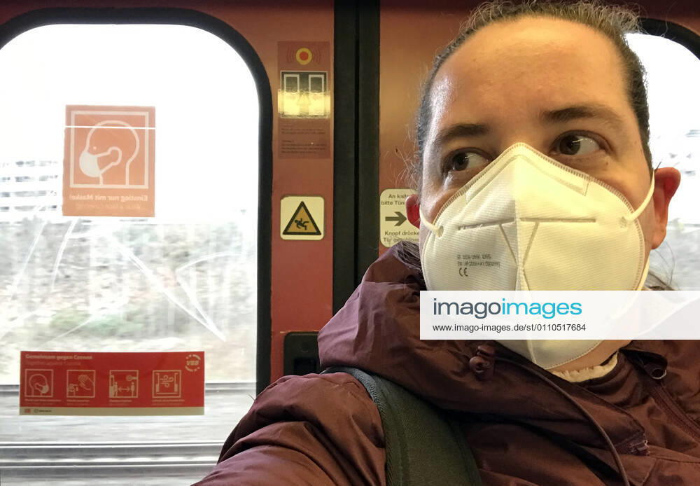 Berlin, GER - Frau in einer S-Bahn traegt in Zeiten der Coronapandemie eine FFP2-Maske. (MR=yes, 40-50 Jahre, Abteil, Alltag, Atemmaske, Aufkleber, Bahn, Berlin, Coronaepidemie, Coronainfektion, Coronakrise, Coronapandemie, Coronavirus, Coronavirus SARS-CoV-2, Covid 19, Covid-19, deutsch, Deutschland, Europa, europaeisch, Fahrgast, FFP2, FFP2-Maske, Frau, geschuetzt, Gesellschaft, Hinweise, innen, Innenaufnahme, Jahreszeit, Kaukasierin, kaukasisch, Maske, Maskengebot, Maskenpflicht, Mensch, Menschen, Mindestabstand, Mund-Nase-Schutz, Mund-Nasen-Schutz, Mundschutz, Mundschutzgebot, Mundschutzpflicht, Nahverkehr, oeffentlicher Personennahverkehr, OEPNV, Person, Personen, Personennahverkehr, QF, Querformat, S-Bahn, S-Bahnwaggon, Sc