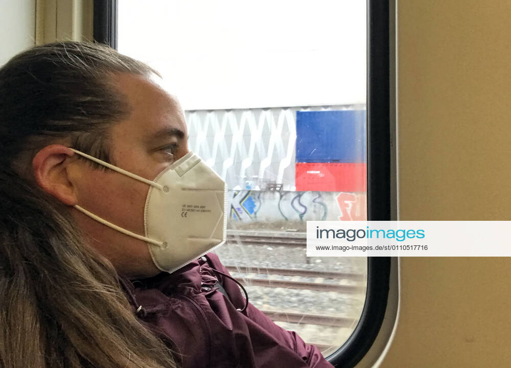 Berlin, GER - Frau in einer S-Bahn traegt in Zeiten der Coronapandemie eine FFP2-Maske. (MR=yes, 40-50 Jahre, Abteil, Alltag, Atemmaske, Bahn, Berlin, Coronaepidemie, Coronainfektion, Coronakrise, Coronapandemie, Coronavirus, Coronavirus SARS-CoV-2, Covid 19, Covid-19, deutsch, Deutschland, Europa, europaeisch, Fenster, FFP2, FFP2-Maske, Frau, geschuetzt, Gesellschaft, innen, Innenaufnahme, Jahreszeit, Kaukasierin, kaukasisch, Maske, Maskengebot, Maskenpflicht, Mensch, Mund-Nase-Schutz, Mund-Nasen-Schutz, Mundschutz, Mundschutzgebot, Mundschutzpflicht, Nahverkehr, oeffentlicher Personennahverkehr, OEPNV, Person, Personennahverkehr, QF, Querformat, S-Bahn, Schutz, Schutzmaske, verpflichtend, Verpflichtung, Waggon, Westeuropa, Win
