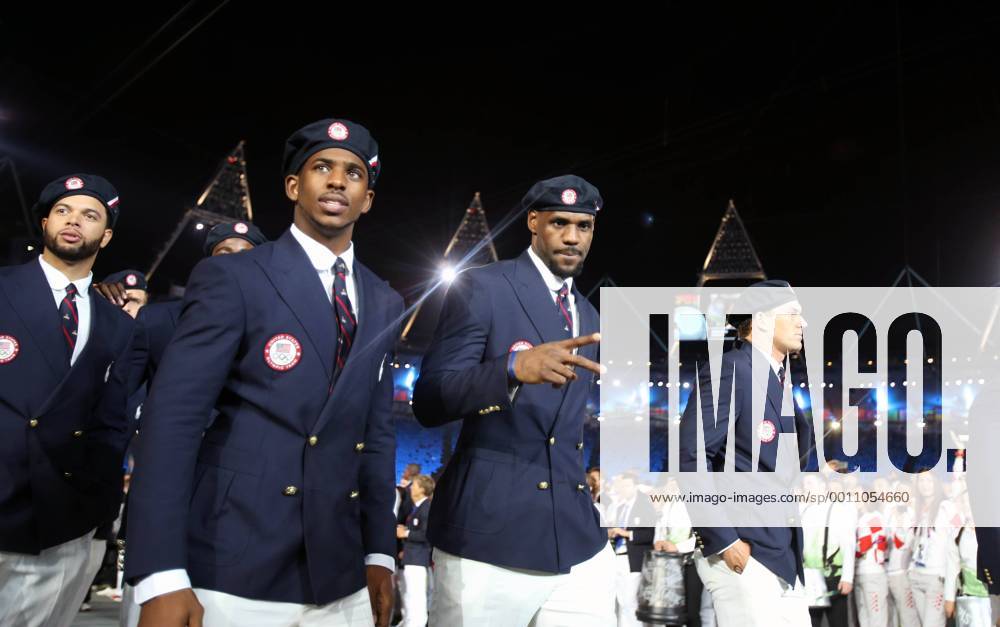 U.S. basketball player LeBron James (2nd, R) walks into the Olympic Stadium during the Opening Ceremony of the London 2012 Olympic Games at in London, Britain, July 27, 2012. (Xinhua Liao Yujie)(ly) (OLY2012)BRITAIN-LONDON-OPENING CEREMONY