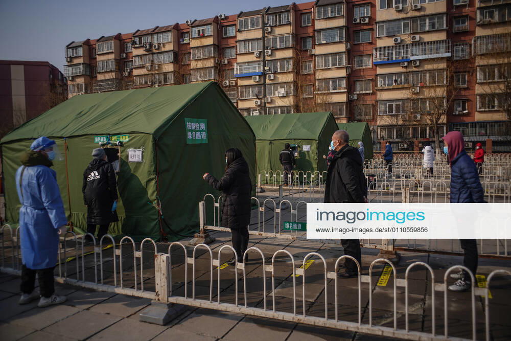 (210121) -- BEIJING, Jan. 21, 2021 -- Residents wait in line for nucleic acid test at a COVID-19 testing site in Daxing District of Beijing, capital of China, Jan. 20, 2021. Daxing District of the national capital Beijing started a mass nucleic acid testing in an effort to contain the latest COVID-19 resurgence. ) CHINA-BEIJING-COVID-19-TESTING (CN) PengxZiyang