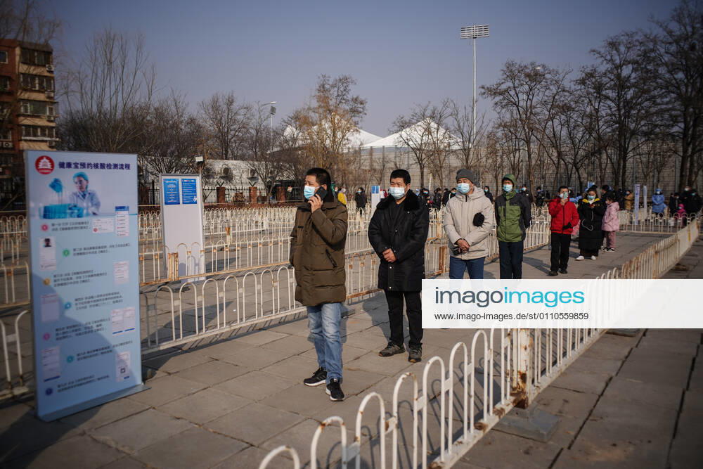 (210121) -- BEIJING, Jan. 21, 2021 -- Residents wait in line for nucleic acid test at a COVID-19 testing site in Daxing District of Beijing, capital of China, Jan. 20, 2021. Daxing District of the national capital Beijing started a mass nucleic acid testing in an effort to contain the latest COVID-19 resurgence. ) CHINA-BEIJING-COVID-19-TESTING (CN) PengxZiyang