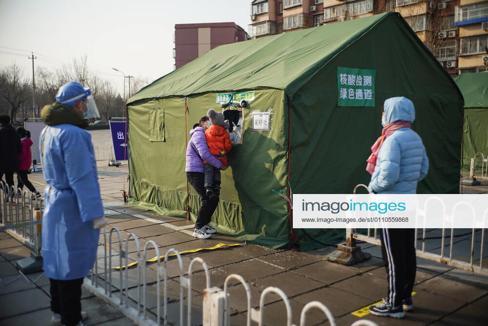 (210121) -- BEIJING, Jan. 21, 2021 -- Residents wait in line for nucleic acid test at a COVID-19 testing site in Daxing District of Beijing, capital of China, Jan. 20, 2021. Daxing District of the national capital Beijing started a mass nucleic acid testing in an effort to contain the latest COVID-19 resurgence. ) CHINA-BEIJING-COVID-19-TESTING (CN) PengxZiyang