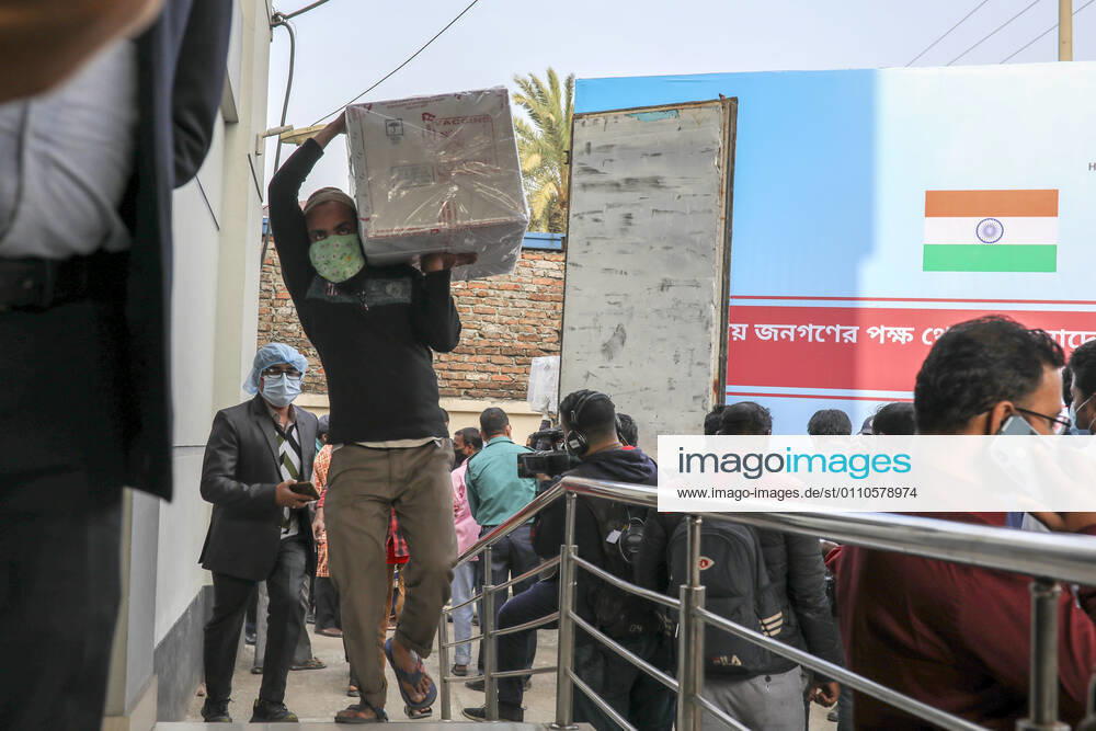 Workers unload a pickup van that carries Oxford-Astrazeneca COVID-19 vaccines which arrived from India as a gift to Bangladesh, in Dhaka Bangladesh. Dhaka Bangladesh - ZUMAr165 20210121_zip_r165_002