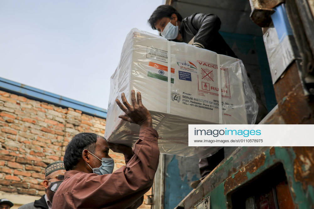 Workers unload a pickup van that carries Oxford-Astrazeneca COVID-19 vaccines which arrived from India as a gift to Bangladesh, in Dhaka Bangladesh. Dhaka Bangladesh - ZUMAr165 20210121_zip_r165_003