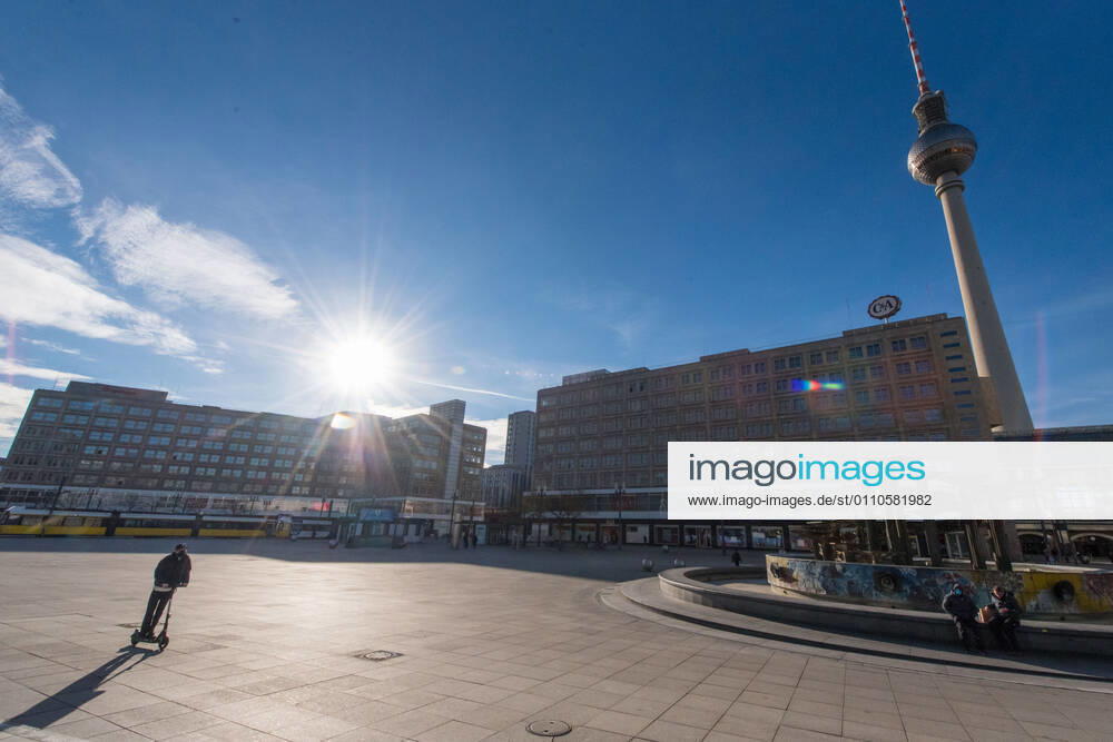 Berlin, sunny weather in winter The Alexanderplatz in Berlin in the sunshine on 21 01 2021 Berlin Berlin Germany
