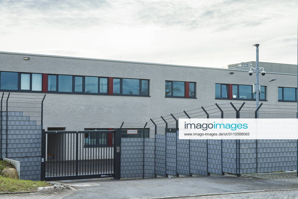 Forced accommodation for quarantine refusers Accommodation facility for quarantine refusers in Saxony Persons who do not comply with the quarantine requirements ordered by the court can be admitted and segregated in the former initial reception facility Dresden Saxony GERMANY
