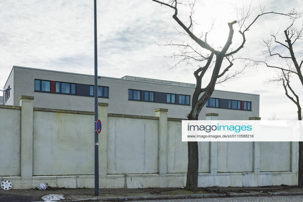 Forced accommodation for quarantine refusers Accommodation facility for quarantine refusers in Saxony Persons who do not comply with the quarantine requirements ordered by the court can be admitted and segregated in the former initial reception facility Dresden Saxony GERMANY