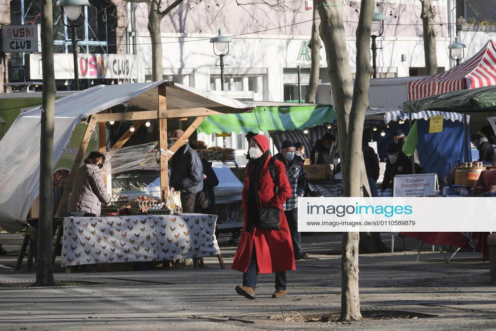 A weekly market during the Corona Lockdown on 21 01 2021 in Berlin Steglitz Street life during the Lockdown in Berlin Steglitz