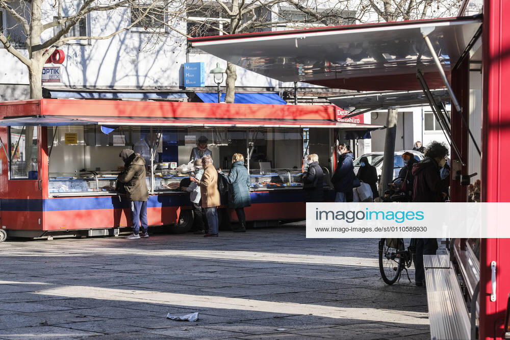 A weekly market during the Corona Lockdown on 21 01 2021 in Berlin Steglitz Street life during the Lockdown in Berlin Steglitz