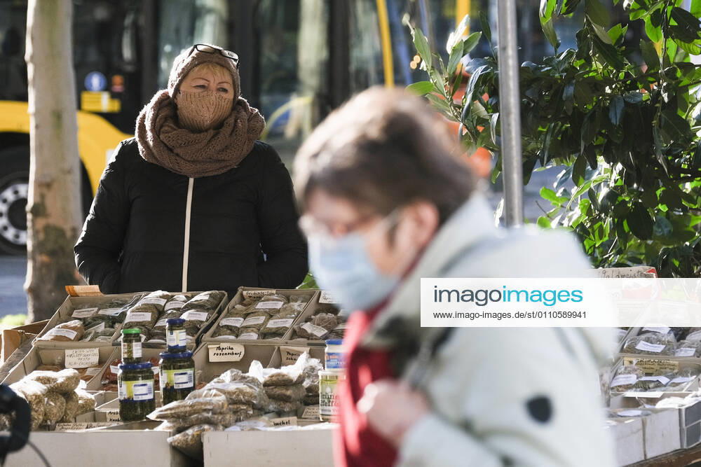 A weekly market during the Corona Lockdown on 21 01 2021 in Berlin Steglitz Street life during the Lockdown in Berlin Steglitz