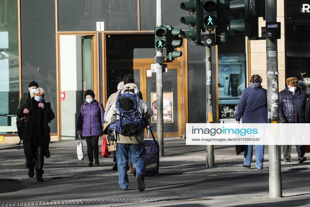 A weekly market during the Corona Lockdown on 21 01 2021 in Berlin Steglitz Street life during the Lockdown in Berlin Steglitz