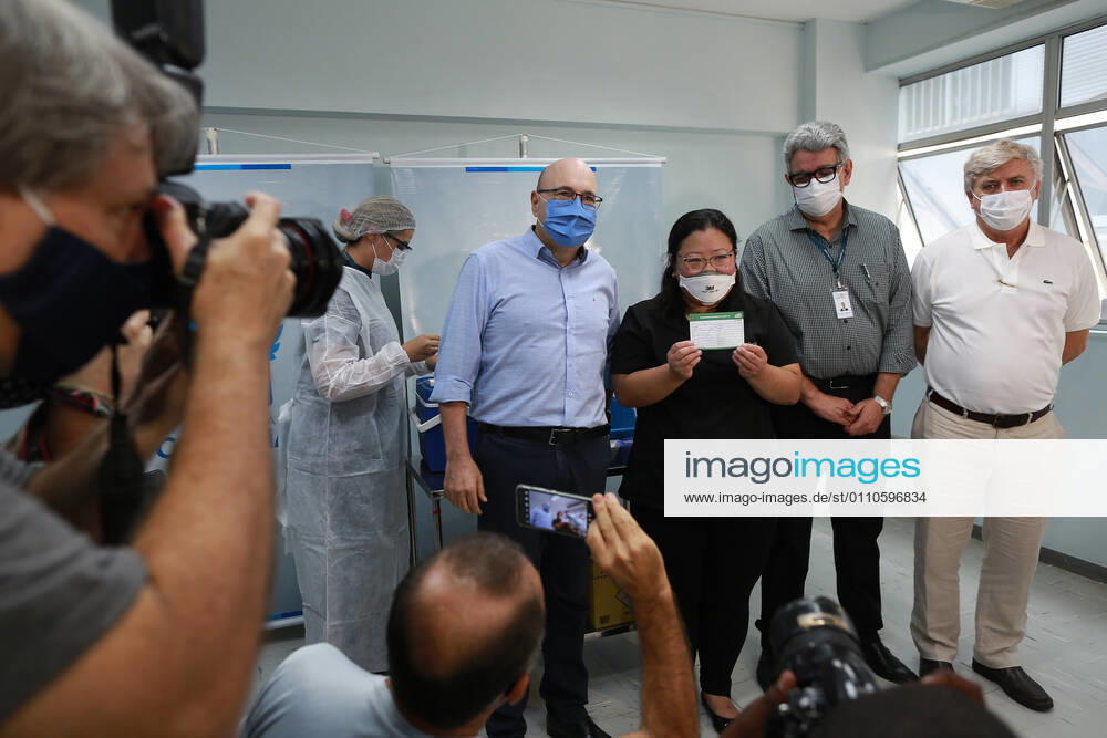 CAMPINAS, SP - 21.01.2021: CAMPINAS COMEÇA A VACINAR OS PROFISSIONAIS - The City Hall of Campinas (SP) started on the morning of this Thursday, 21, to vaccinate its health professionals, 4,140 people will be immunized throughout the Network of Hospital Mário Gatti. The first to be vaccinated was the front-line doctor Dr. Maelly Romy Ikuno (photo) alongside Mayor Dário Saadi. x2021786x LeandroxFerreira