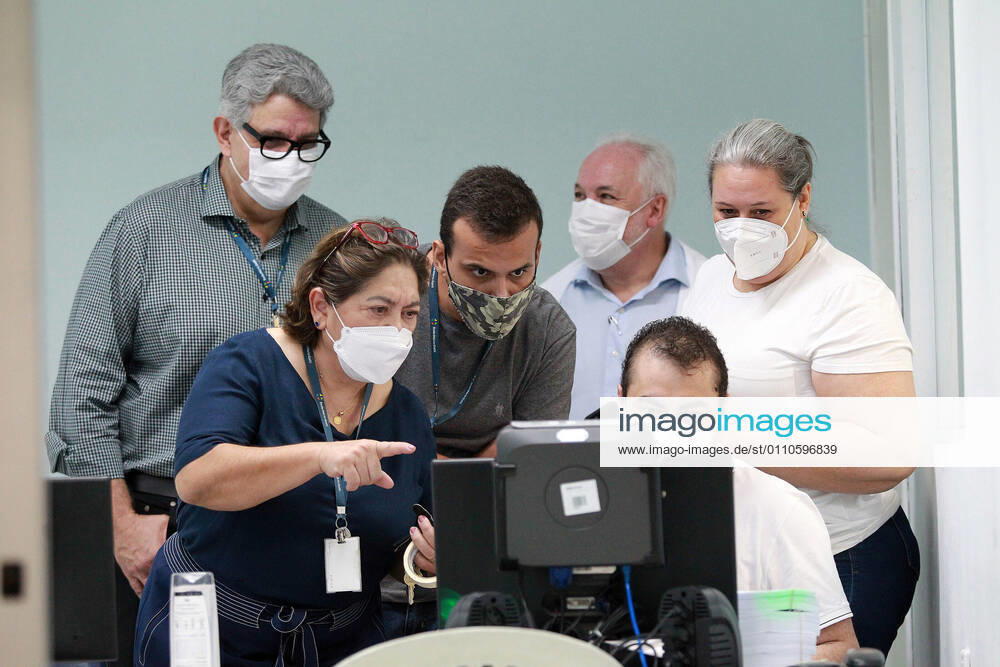 CAMPINAS, SP - 21.01.2021: CAMPINAS COMEÇA A VACINAR OS PROFISSIONAIS - The City Hall of Campinas (SP) started on the morning of this Thursday, 21, to vaccinate its health professionals, 4,140 people will be immunized throughout the Network of Hospital Mário Gatti. The first to be vaccinated was Dr. Maelly Romy Ikuno, a front-line doctor. x2021791x LeandroxFerreira
