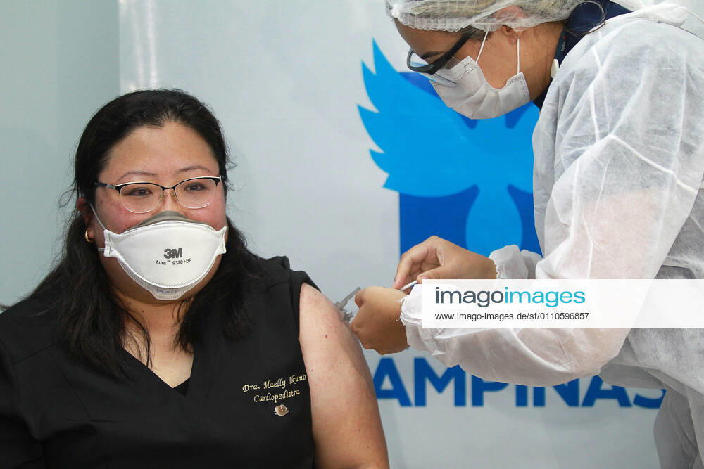 CAMPINAS, SP - 21.01.2021: CAMPINAS COMEÇA A VACINAR OS PROFISSIONAIS - The City Hall of Campinas (SP) started on the morning of this Thursday, 21, to vaccinate its health professionals, 4,140 people will be immunized throughout the Network of Hospital Mário Gatti. The first to be vaccinated was Dr. Maelly Romy Ikuno, a front-line doctor. x2021809x LeandroxFerreira
