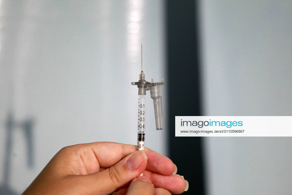 CAMPINAS, SP - 21.01.2021: CAMPINAS COMEÇA A VACINAR OS PROFISSIONAIS - The City Hall of Campinas (SP) started on the morning of this Thursday, 21, to vaccinate its health professionals, 4,140 people will be immunized throughout the Network of Hospital Mário Gatti. The first to be vaccinated was Dr. Maelly Romy Ikuno, a front-line doctor. x2021818x LeandroxFerreira