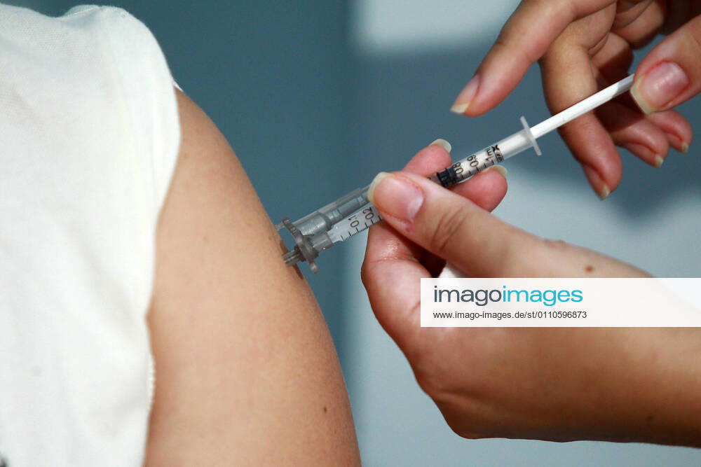 CAMPINAS, SP - 21.01.2021: CAMPINAS COMEÇA A VACINAR OS PROFISSIONAIS - The City Hall of Campinas (SP) started on the morning of this Thursday, 21, to vaccinate its health professionals, 4,140 people will be immunized throughout the Network of Hospital Mário Gatti. The first to be vaccinated was Dr. Maelly Romy Ikuno, a front-line doctor. x2021822x LeandroxFerreira