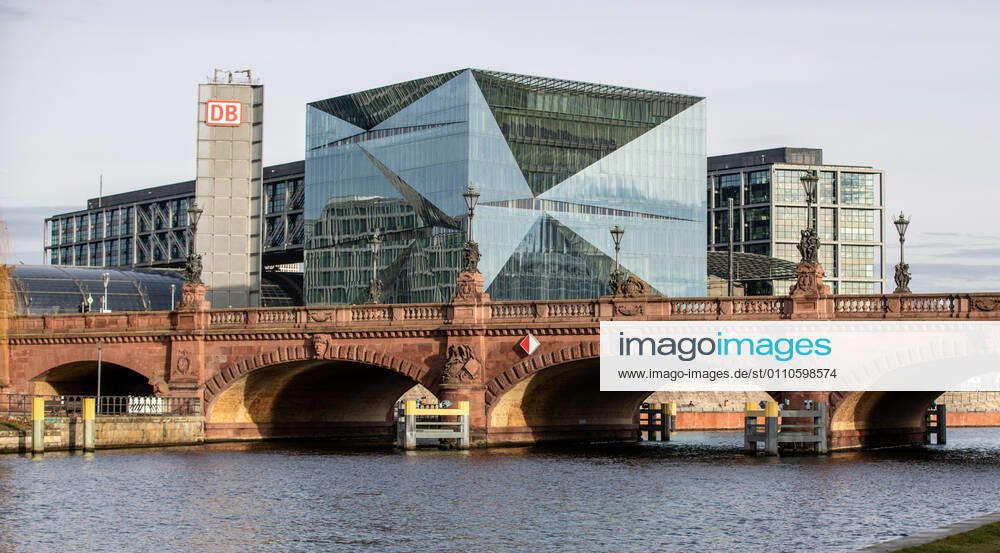 Cube and Berlin main station Berlin, 20 01 2021, Cube and Berlin main station in winter at daylight Berlin Berlin Germany government quarter