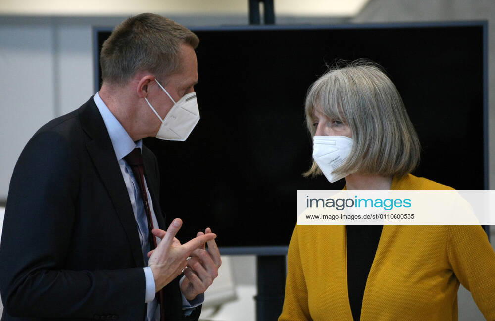 Nurnberg Messe Impfzentrum , PresseKonferenze Impfplan fur Nurnberg : Thomas Liedtke ( Medizinischer Leiter von ECOLOG Deutschland , links ) und Christine Schussler (Leiterin der Koordinierungsstelle des Impfzentrums r) during the Hard Lockdown of the Covid 19 Coronavirus Pandemie in Nurnberg Nuremberg , Bayern , Deutschland . January 21 , 2021.