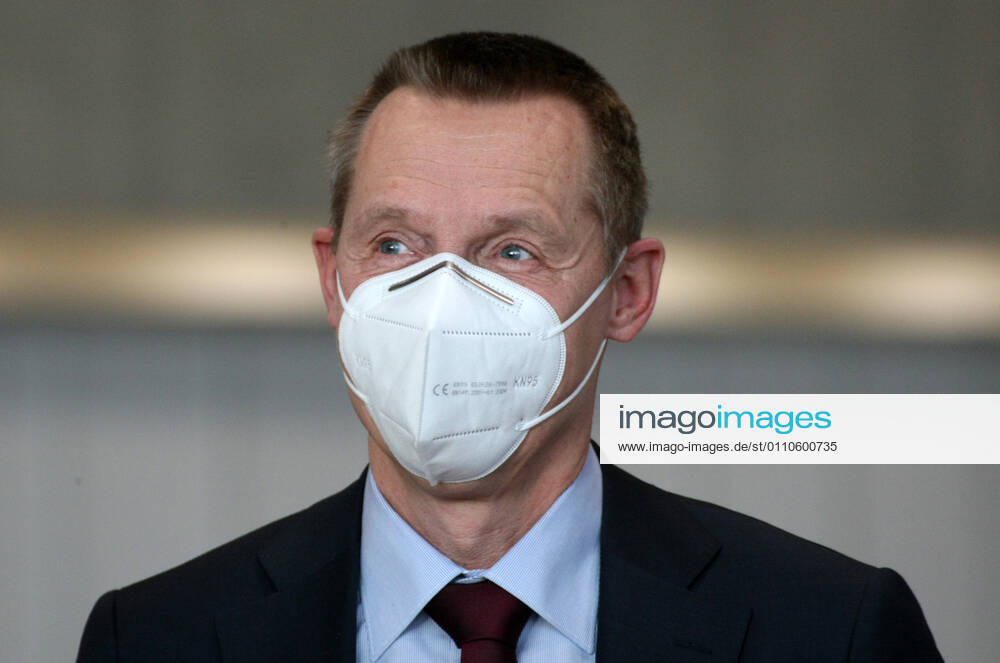 Nurnberg Messe Impfzentrum , PresseKonferenze Impfplan fur Nurnberg : Thomas Liedtke ( Medizinischer Leiter von ECOLOG Deutschland , links ) during the Hard Lockdown of the Covid 19 Coronavirus Pandemie in Nurnberg Nuremberg , Bayern , Deutschland . January 21 , 2021.