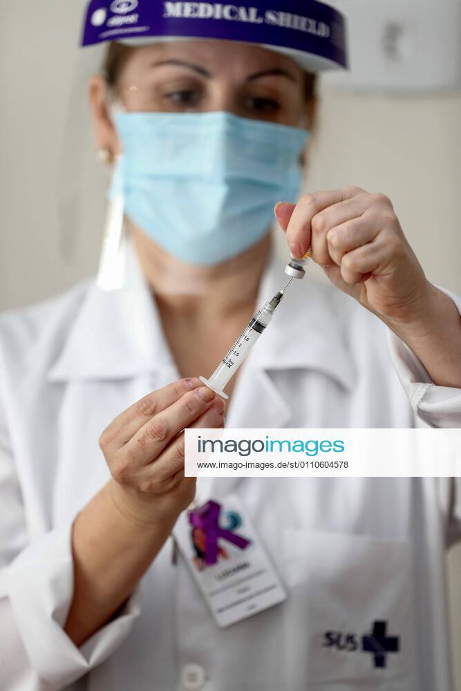 A nurse prepares a dose of vaccine against covid-19 during the immunization process of older adults at long-term care institute for elderly people of Sao Paulo, Brazil, 21 January 2021. Brazil began immunization this week throughout its territory with only 6 million doses of Coronavac, which received the go-ahead from the regulatory agency last Sunday, as well as the formula developed by the AstraZeneca laboratory and the University of Oxford. Sao Paulo s elderly receive the covid-19 vaccine !ACHTUNG: NUR REDAKTIONELLE NUTZUNG!