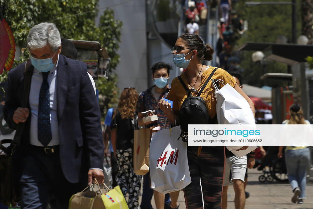 Flow of people at the access to the Mall Costanera Center Sebastian Cisternas Aton Chile, Santiago Chile Aton 482213