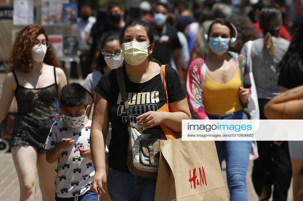 Flow of people at the access to the Mall Costanera Center Sebastian Cisternas Aton Chile, Santiago Chile Aton 482214