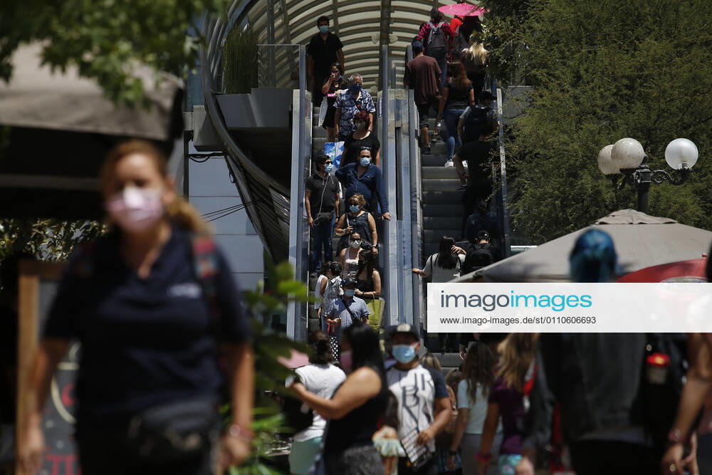 Flow of people at the access to the Mall Costanera Center Sebastian Cisternas Aton Chile, Santiago Chile Aton 482217