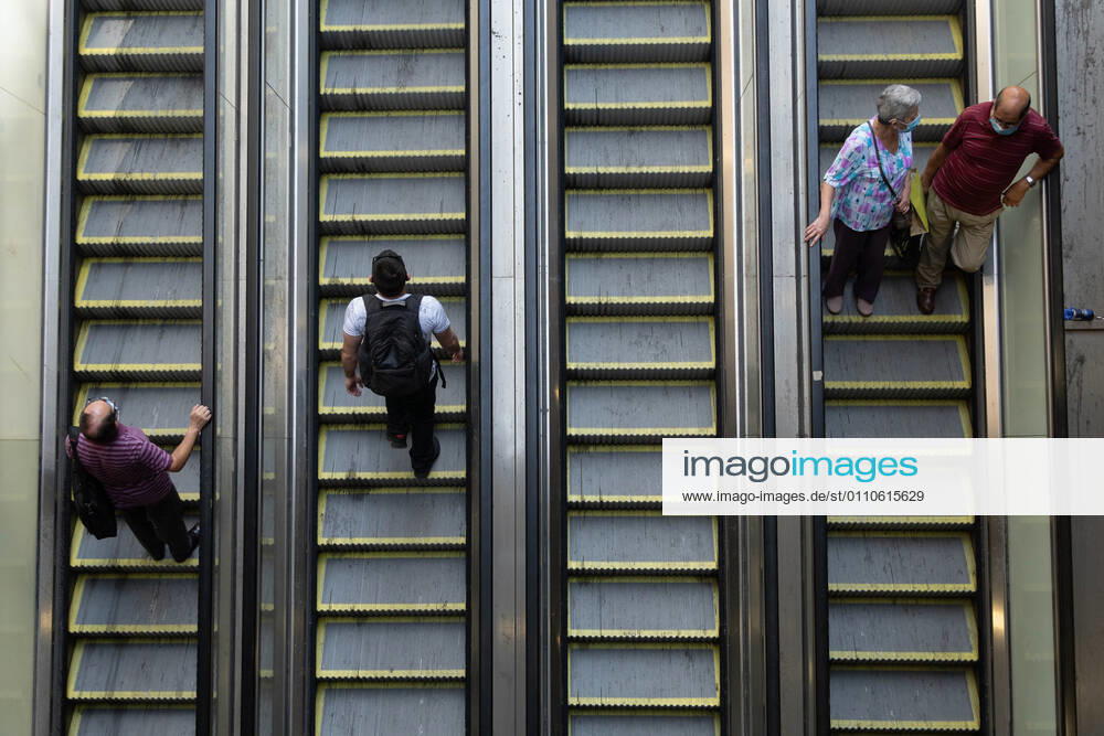 Pedestrians on the escalator of the Santiago metro, amid the coronavirus pandemic. Santiago Chile - ZUMAb332 20210121_zip_b332_005