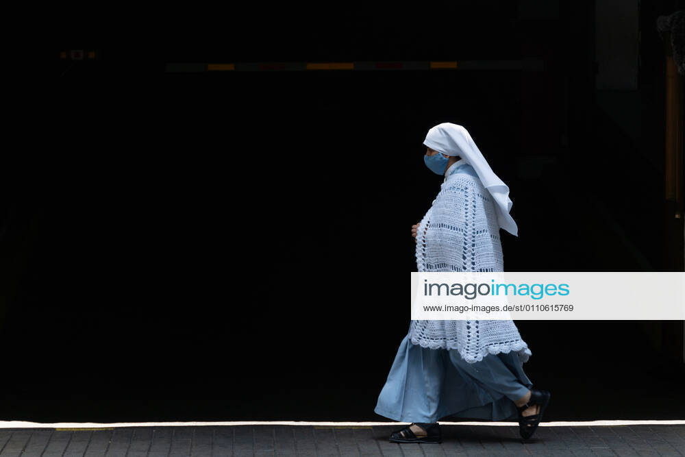 A nun walks through the center of Santiago, wearing a mask, amid the coronavirus pandemic. Santiago Chile - ZUMAb332 20210121_zip_b332_010