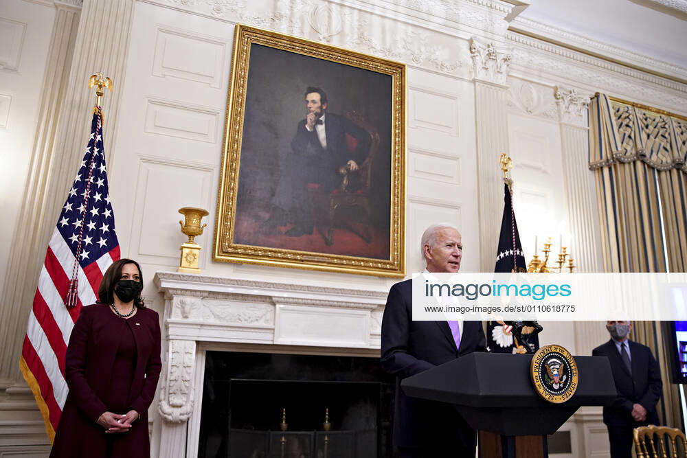 U.S. President Joe Biden speaks as U.S. Vice President Kamala Harris, left, and Anthony Fauci, director of the National Institute of Allergy and Infectious Diseases, right, listen during an event on his administration s Covid-19 response in the State Dining Room of the White House in Washington, DC on Thursday, January 21, 2021. WAX20210121934 AlxDrago