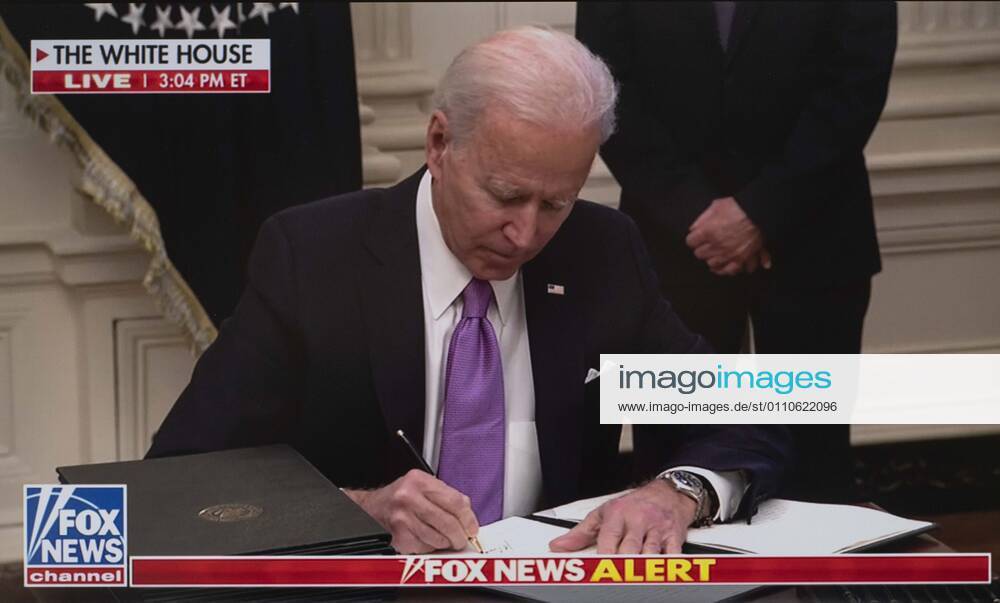 Washington, District of Columbia, USA - After delivering remarks about his administration s efforts to combat the COVID-19 pandemic, President JOE BIDEN signs 10 executive orders on COVID. Washington USA - ZUMAce6_ 20210121_zaf_ce6_001