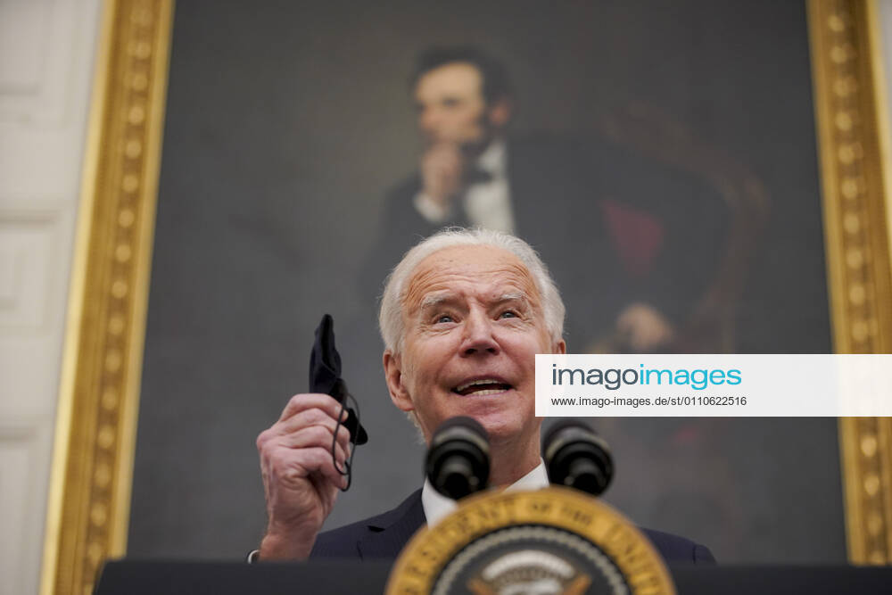 U.S. President Joe Biden holds a protective mask while speaking during an event on his administration s Covid-19 response in the State Dining Room of the White House in Washington, D.C., U.S., on Thursday, Jan. 21, 2021. Biden in his first full day in office plans to issue a sweeping set of executive orders to tackle the raging Covid-19 pandemic that will rapidly reverse or refashion many of his predecessor s most heavily criticized policies Washington USA - ZUMAs152 20210121_zaa_s152_122