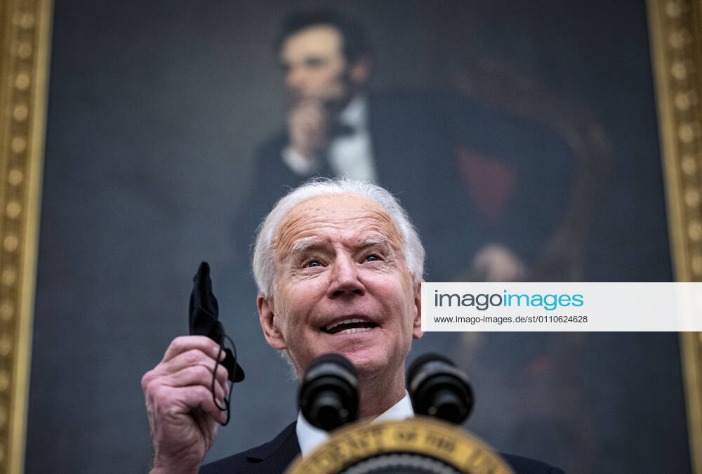 U.S. President Joe Biden holds a face covering as he speaks on his administrations Covid-19 response in the State Dining Room of the White House in Washington, D.C., U.S., on Thursday, Jan. 21, 2021. Biden in his first full day in office plans to issue a sweeping set of executive orders to tackle the raging Covid-19 pandemic that will rapidly reverse or refashion many of his predecessor s most heavily criticized policies Washington USA - ZUMAs152 20210121_zaa_s152_161