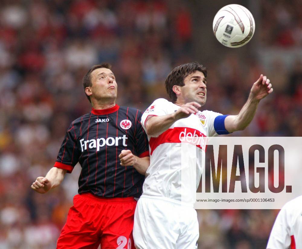 Zvonimir Soldo (Stuttgart, re.) gegen Markus Beierle (Frankfurt) Fußball 1. BL Herren Saison 2003 2004, VfB Stuttgart - Eintracht Frankfurt 3:1, Vdig Gruppe Stuttgart Dynamik,