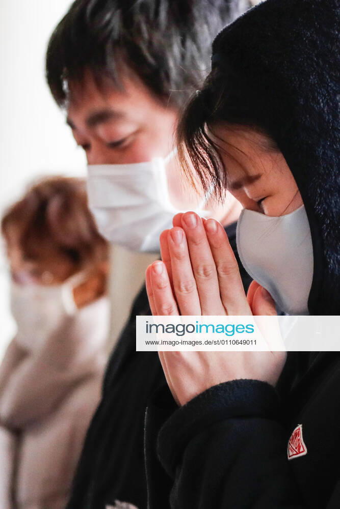People wearing face masks offer prayers at Sugamo Shrine in Tokyo . Takeda Pharmaceutical Co said that it has begun clinical trials in Japan of a COVID-19 vaccine by U.S. biotech firm Moderna Inc with an eye to distributing it in the first half of this year. Tokyo Japan - ZUMAs197 20210109_zaa_s197_350
