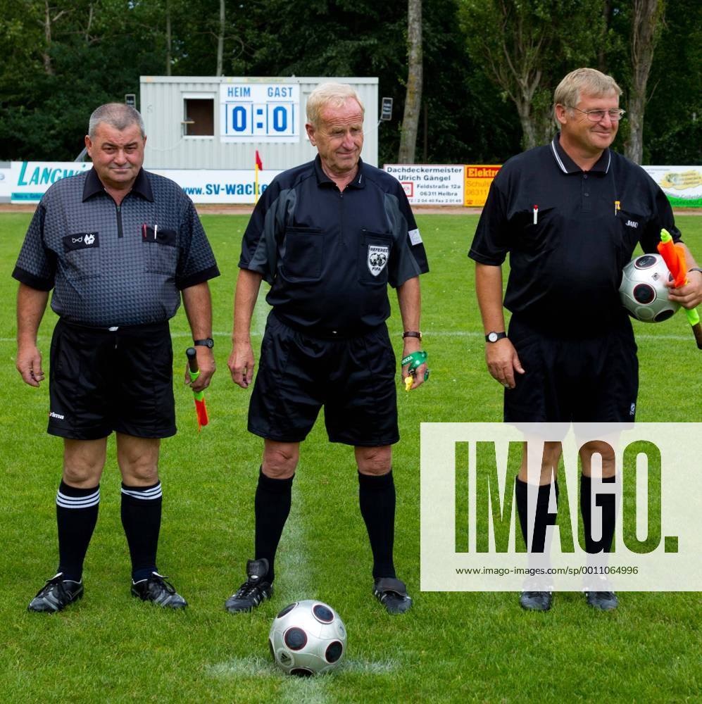 Referee Adolf Prokop (DDR,Deutschland - Oldstarsspiel SV Wacker Helbra vs. Dynamo Dresden Oldies auf dem Sportplatz in Helbra - Aktion,28.07.2012,Deutschland,Fußball,Mann,Männer