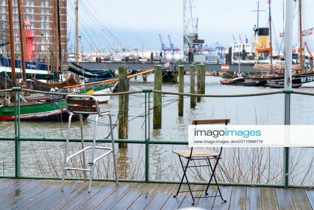 Closed gastronomy during the Corona Lockdown in January 2021 in the district Hamburg Övelgönne at the Elbe Closed gastronomy during the Corona Lockdown in January 2021 in the district Hamburg Övelgönne at the Elbe , Hamburg Hamburg Germany Övelgönne