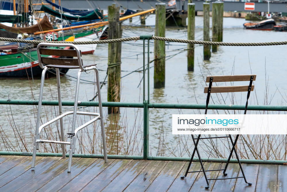 Closed gastronomy during the Corona Lockdown in January 2021 in the district Hamburg Övelgönne at the Elbe Closed gastronomy during the Corona Lockdown in January 2021 in the district Hamburg Övelgönne at the Elbe , Hamburg Hamburg Germany Övelgönne