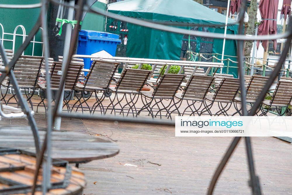 Closed gastronomy during the Corona Lockdown in January 2021 in the district Hamburg Övelgönne at the Elbe Closed gastronomy during the Corona Lockdown in January 2021 in the district Hamburg Övelgönne at the Elbe , Hamburg Hamburg Germany Övelgönne