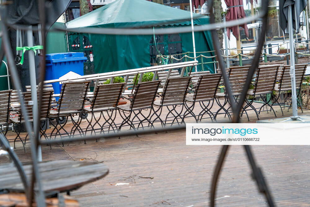 Closed gastronomy during the Corona Lockdown in January 2021 in the district Hamburg Övelgönne at the Elbe Closed gastronomy during the Corona Lockdown in January 2021 in the district Hamburg Övelgönne at the Elbe , Hamburg Hamburg Germany Övelgönne
