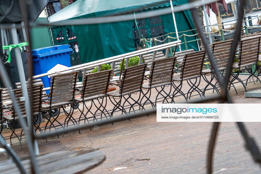 Closed gastronomy during the Corona Lockdown in January 2021 in the district Hamburg Övelgönne at the Elbe Closed gastronomy during the Corona Lockdown in January 2021 in the district Hamburg Övelgönne at the Elbe , Hamburg Hamburg Germany Övelgönne