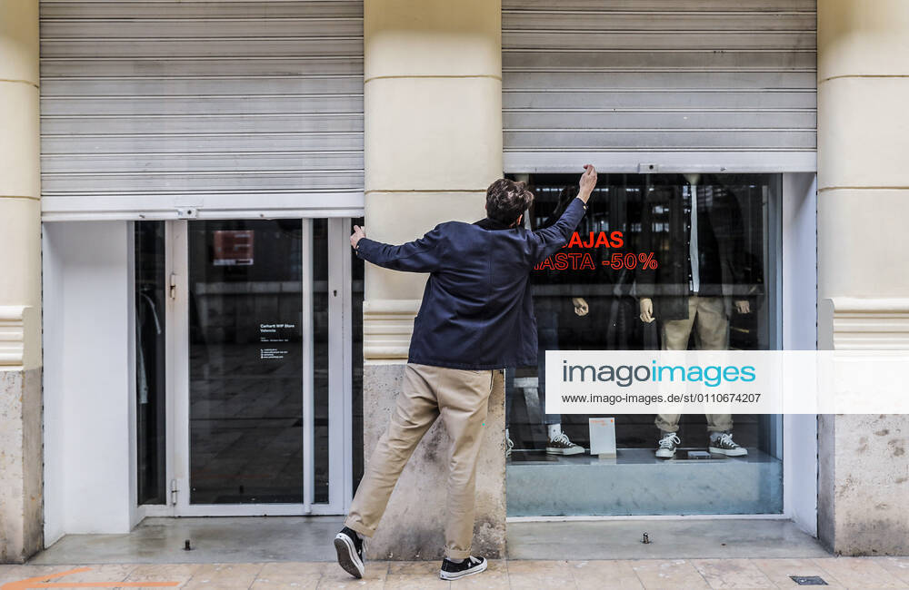 The owner of a business closes his establishment on the first day of the total closure of the hotel and restaurant business at 6pm in Valencia, Community of Valencia (Spain), on 21 January 2021. At 0.00 am today, the decree of the Valencian Government came into force by which the region s hotel industry and shops will be totally closed at 6.00 pm, except for food, pharmacy and other essential shops, as well as gyms and other sports facilities. These restrictions will remain in force for 14 days, until 4 February. 21 JANUARY 2021;SHOPS;RESTRICTIONS;HOSPITALITY;RESTAURANTS;PERIMETER CLOSURE;VIRUS;CORONAVIRUS;PANDEMIC;INFECTED Robayna LagenciaEP 01 21 2021 VALENCIA (VALENCIA) VALENCIA (VALENCIA) Spain