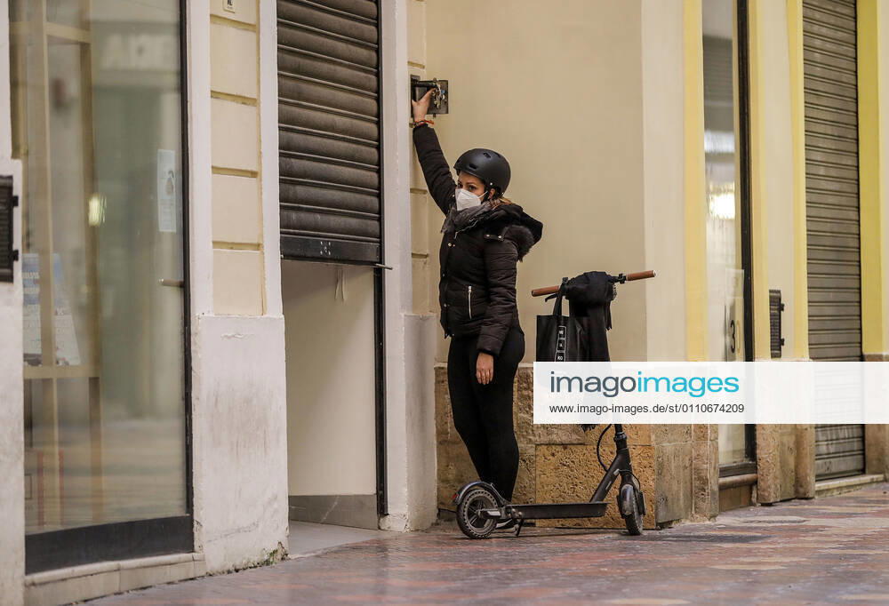 The owner of a shop closes the establishment on the first day of total closure of the hotel and catering business and shops at 6 pm in Valencia, Valencia Community (Spain), on 21 January 2021. At 0.00 am today, the decree of the Valencian Government came into force by which the region s hotel industry and shops will be totally closed at 6.00 pm, except for food, pharmacy and other essential shops, as well as gyms and other sports facilities. These restrictions will remain in force for 14 days, until 4 February. 21 JANUARY 2021;SHOPS;RESTRICTIONS;HOSPITALITY;RESTAURANTS;PERIMETER CLOSURE;VIRUS;CORONAVIRUS;PANDEMIC;INFECTED Rober Solsona LagenciaEP 01 21 2021 VALENCIA (VALENCIA) VALENCIA (VALENCIA) Spain