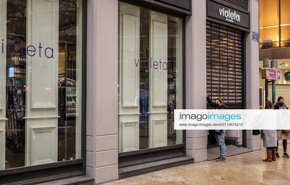 A worker from the Violeta store closes the establishment on the first day of the total closure of the hotel and restaurant business at 6 pm in Valencia, Comunidad Valenciana (Spain), on 21 January 2021. At 0.00 am today, the Valencian Government s decree came into force, closing the region s hotel industry and shops completely at 6.00 pm, except for food, pharmacy and other essential shops, as well as gyms and other sports facilities. These restrictions will remain in force for 14 days, until 4 February. 21 JANUARY 2021;SHOPS;RESTRICTIONS;HOSPITALITY;RESTAURANTS;PERIMETER CLOSURE;VIRUS;CORONAVIRUS;PANDEMIC;INFECTED Rober Solsona LagenciaEP 01 21 2021 VALENCIA (VALENCIA) VALENCIA (VALENCIA) Spain