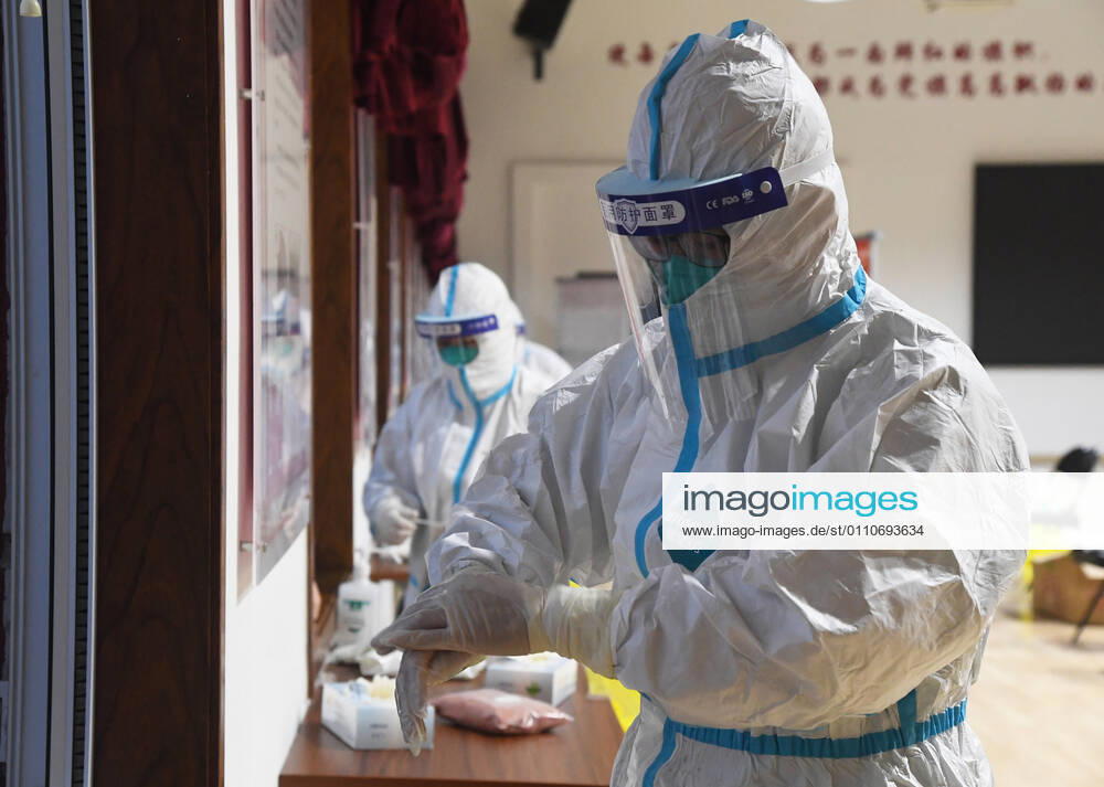 (210122) -- BEIJING, Jan. 22, 2021 -- A medical worker disinfects hands before collecting samples at a testing site in Xicheng District, Beijing, capital of China, Jan. 22, 2021. Beijing reported three new locally transmitted confirmed COVID-19 cases, one new locally transmitted asymptomatic infection and two new imported asymptomatic cases on Thursday, the municipal health commission said Friday. All the people living or working in the Dongcheng and Xicheng districts will be undergoing nucleic acid testing for COVID-19 on Friday and Saturday, according to the districts COVID-19 prevention and control work teams. ) CHINA-BEIJING-COVID-19-TEST (CN) RenxChao