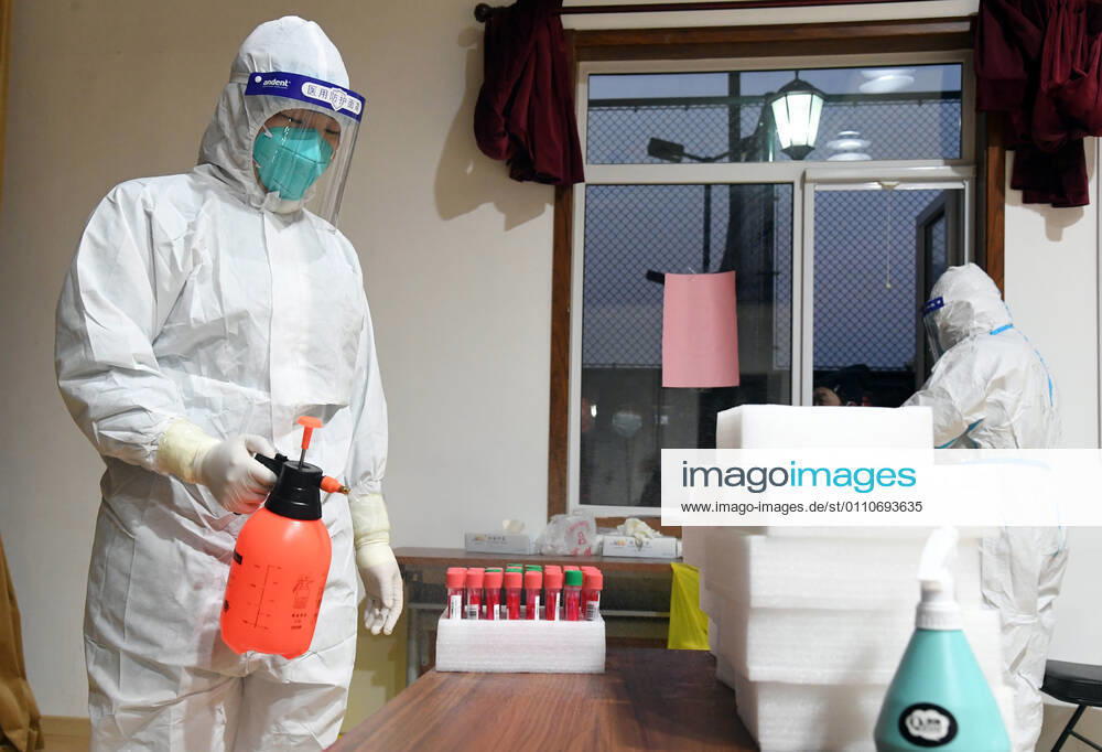 (210122) -- BEIJING, Jan. 22, 2021 -- A medical worker disinfects testing tubes at a testing site in Xicheng District, Beijing, capital of China, Jan. 22, 2021. Beijing reported three new locally transmitted confirmed COVID-19 cases, one new locally transmitted asymptomatic infection and two new imported asymptomatic cases on Thursday, the municipal health commission said Friday. All the people living or working in the Dongcheng and Xicheng districts will be undergoing nucleic acid testing for COVID-19 on Friday and Saturday, according to the districts COVID-19 prevention and control work teams. ) CHINA-BEIJING-COVID-19-TEST (CN) RenxChao