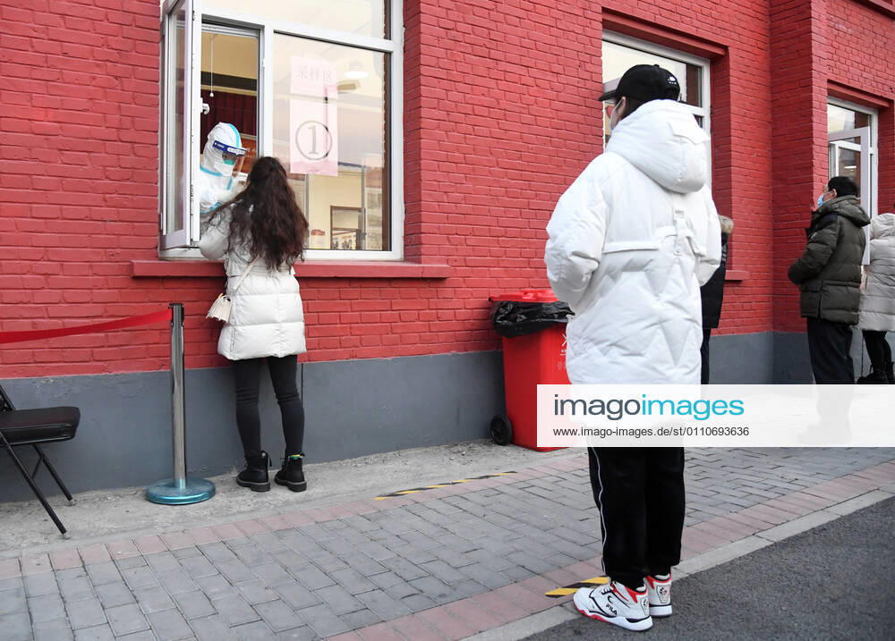 (210122) -- BEIJING, Jan. 22, 2021 -- People wait in line for nucleic acid testing at a testing site in Xicheng District, Beijing, capital of China, Jan. 22, 2021. Beijing reported three new locally transmitted confirmed COVID-19 cases, one new locally transmitted asymptomatic infection and two new imported asymptomatic cases on Thursday, the municipal health commission said Friday. All the people living or working in the Dongcheng and Xicheng districts will be undergoing nucleic acid testing for COVID-19 on Friday and Saturday, according to the districts COVID-19 prevention and control work teams. ) CHINA-BEIJING-COVID-19-TEST (CN) RenxChao