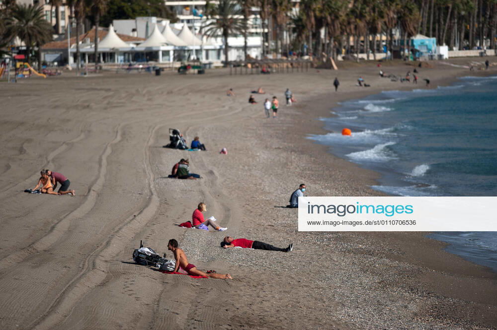 People enjoy the good weather at La Malagueta beach amid coronavirus pandemic..The region of Andausia suffers an uncontrolled daily rise of coronavirus cases, despite of hard restrictions imposed in the daily life. During the last weeks, Andalusia has reported thousands of infections everyday in the region while the hospital pressure continue rising. Malaga Spain - ZUMAs197 20210122_zaa_s197_045